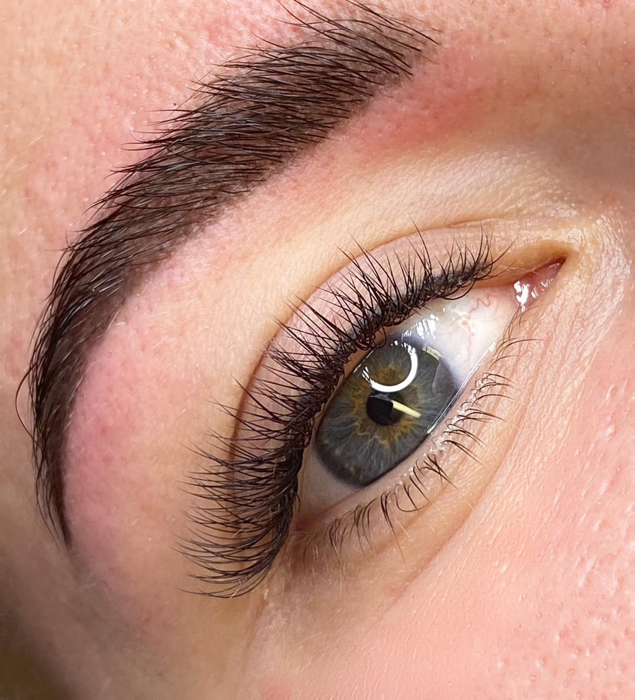 Wimpernverlängerung mit Zwischenwimpern-Technik